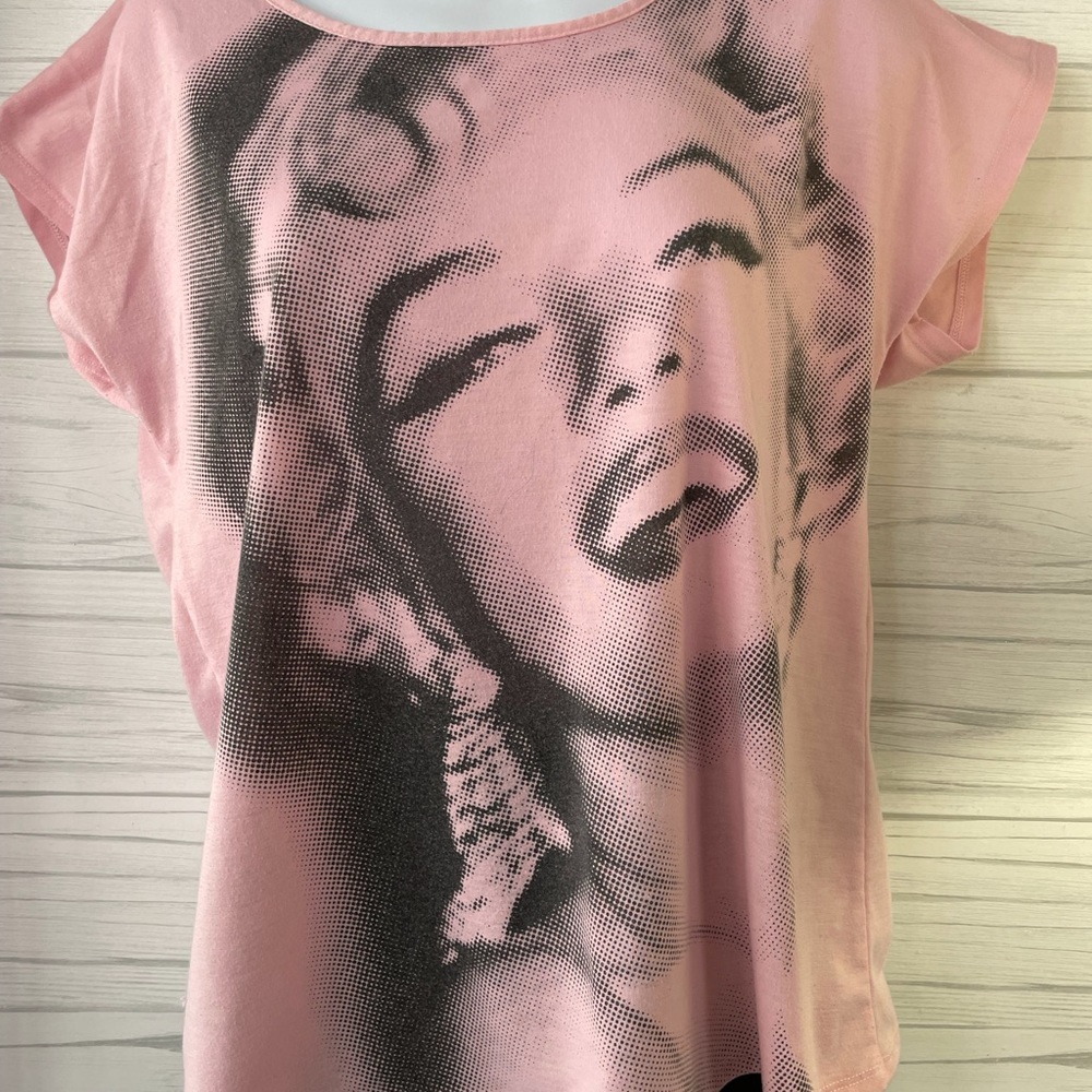 Marilyn Monroe Lounge top.